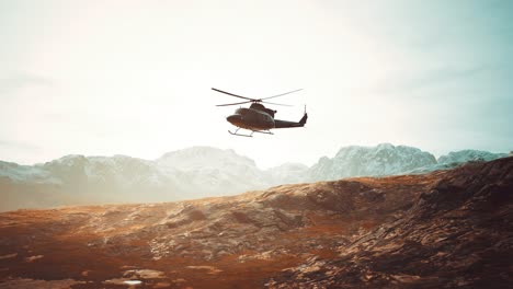 cámara lenta helicóptero de la época de la guerra de vietnam en las montañas