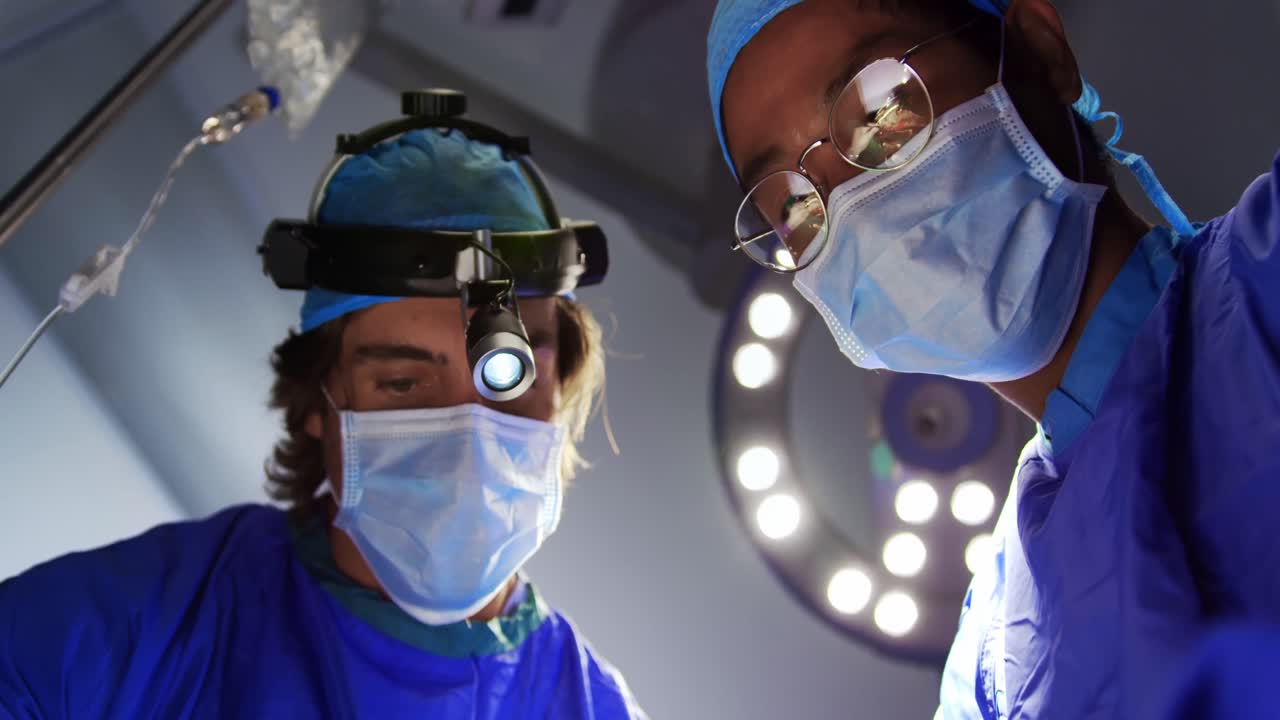Surgeons performing operation 4k