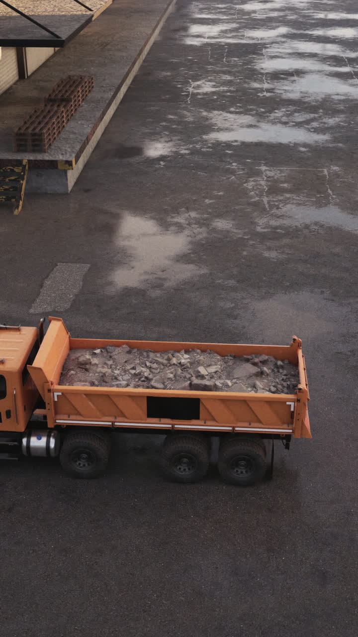 Camion ribaltabile carico di ghiaia in un cantiere edile