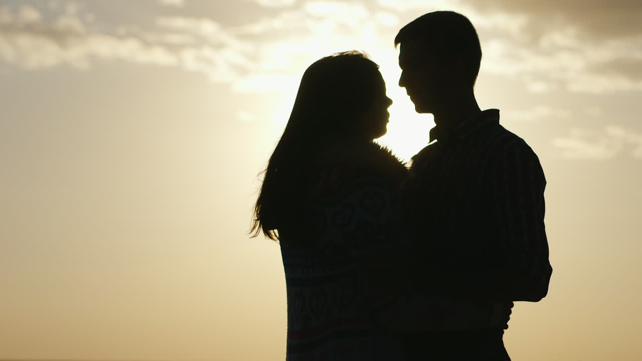 사랑에 하늘 커플에 대한 젊은 남녀의 실루엣