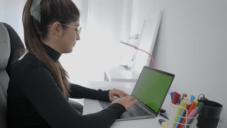 mujer trabajando en computadora portátil