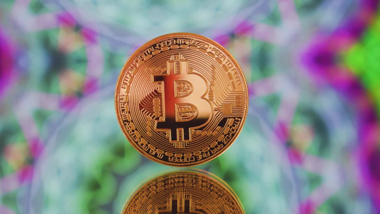 bitcoin de oro brillante en un terreno de espejo con un colorido fondo hipnótico