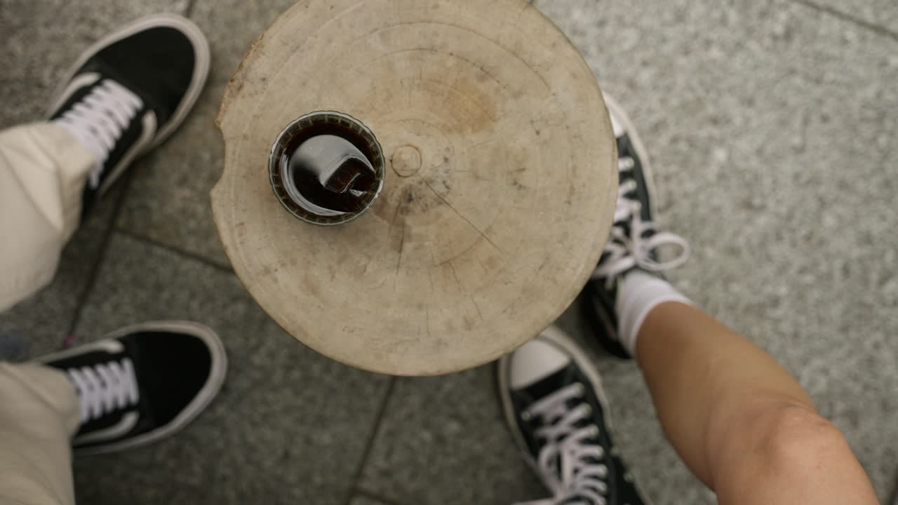 친구 들 이 야외 에서 커피 를 마시고 있다