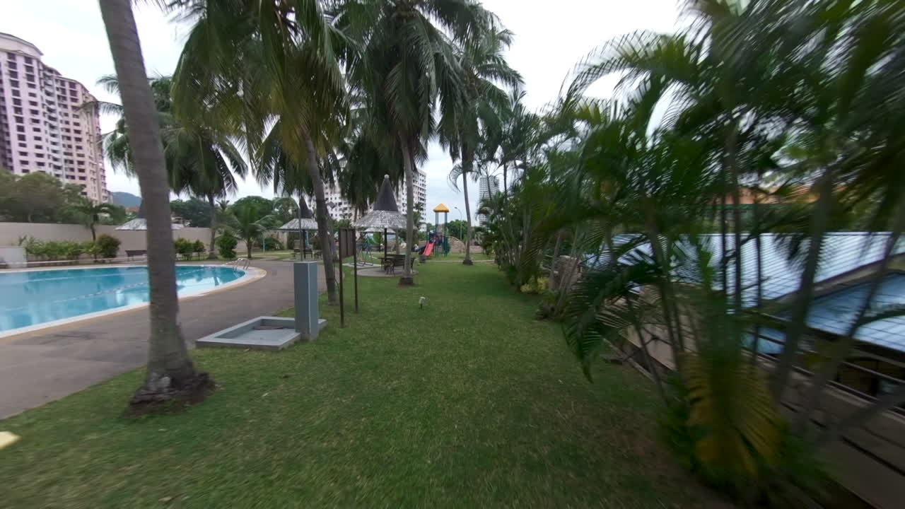 metraje del parque con parque infantil, al aire libre, público