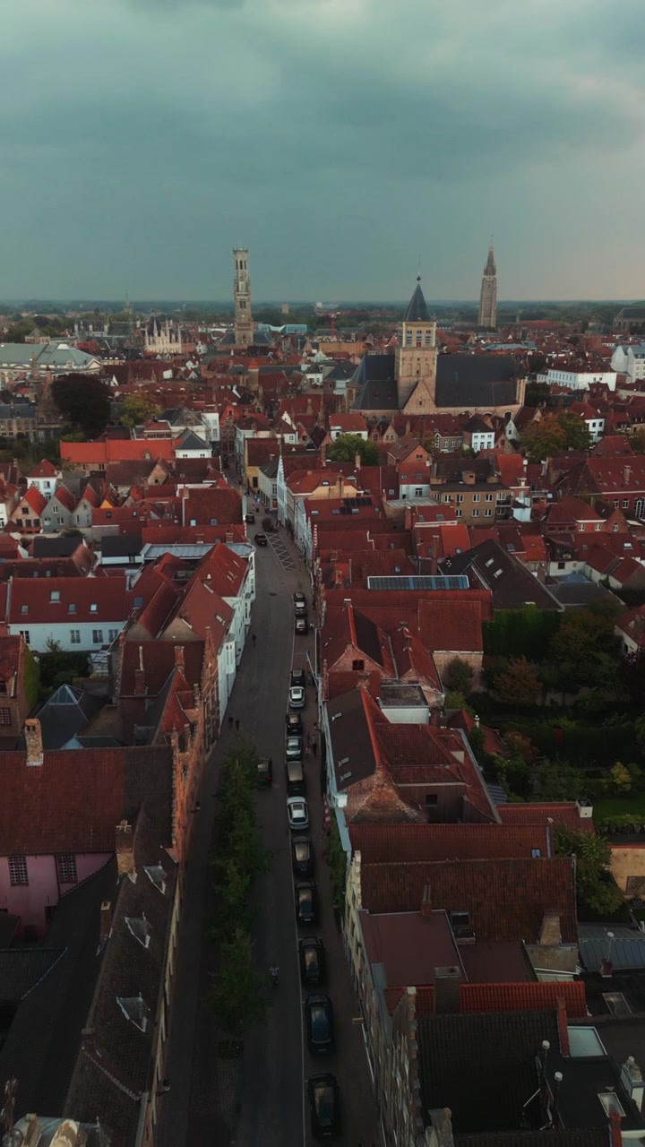 Veduta aerea del centro storico di Bruges al crepuscolo