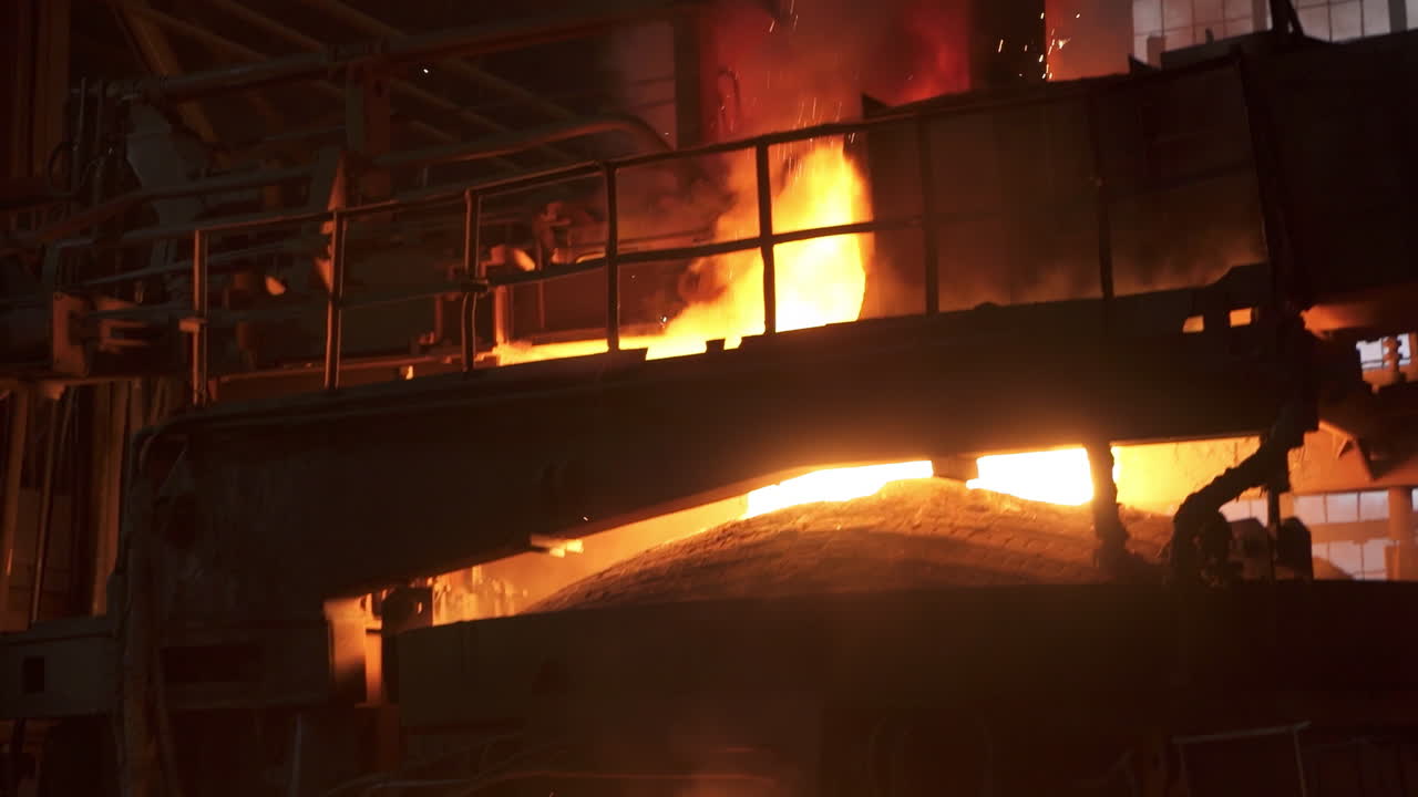 Metallo fuso in un forno