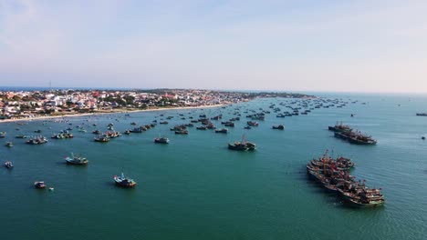 Große-Fischereiflotte-Von-Mui-Ne,-Die-Entlang-Der-Küste-Vor-Anker-Liegt,-Traditionelle-Boote