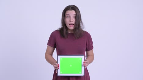feliz joven hermosa mujer embarazada con tableta digital