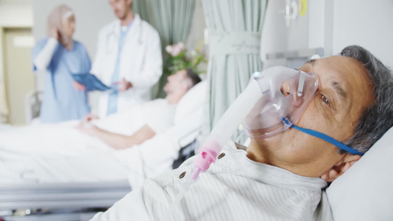 paciente de mediana edad acostado en una cama de hospital 4k