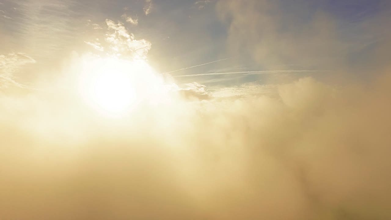 восход или закат солнца через облака