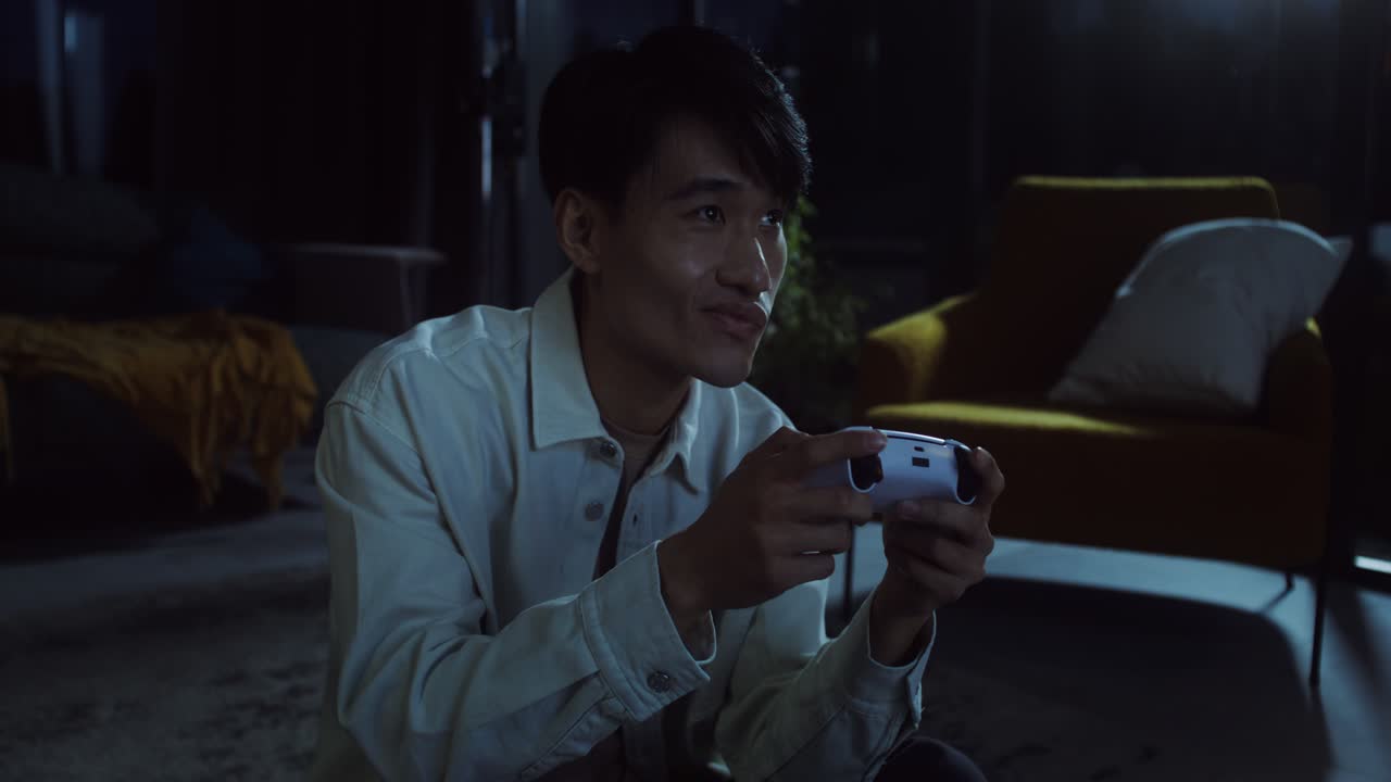 집에서 비디오 게임을 하는 남자