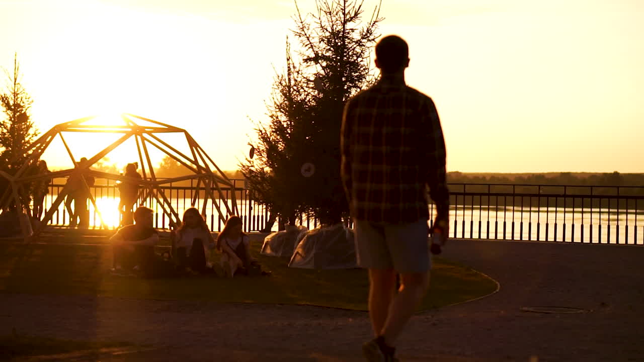 закат в парке с людьми