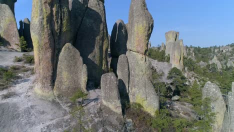 Aerial-flying-through-shot-of-huge-rock-formations-in-El-Valle-de-loss-Monies,-Copper-Canyon-Region,-Chihuahua