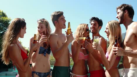 amigos felices bebiendo cócteles y cervezas