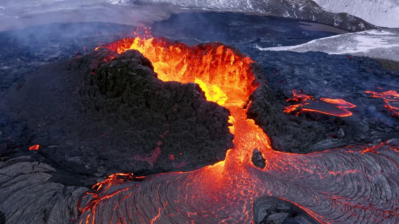 4k 드론에 의해 촬영된 독특한 공중 영화 영상은 매우 활발하게 분출하는 화산과 캐스케이딩 용암의 매혹적인 장면을 보여줍니다.