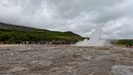 geysir que estalla en el área de aguas termales de geysir en islandia