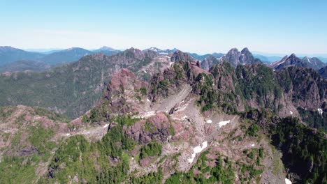 Fliegen-Sie-In-Richtung-Der-Zerklüfteten-Bergkette---Mackenzie-Range,-Vancouver-Island,-BC,-Kanada