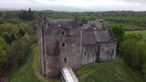 Doune-Castle:-Bewegung-Im-Orbit-In-Der-Nähe-Des-Berühmten-Schottischen-Schlosses-Und-Sichtung-Des-äußeren-Hains-Der-Gegend