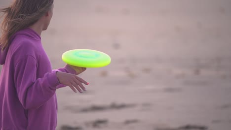 trucos de frisbee en la playa