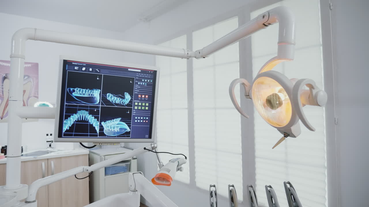 fotografía reveladora de una oficina de ortodoncia de estomatología vacía con imágenes de diagnóstico de rayos x de los dientes