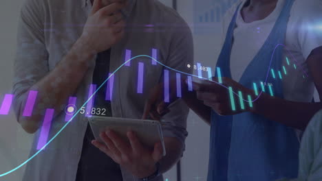animación de gráfico con números cambiantes sobre diversas manos de colegas que usan tableta en la oficina
