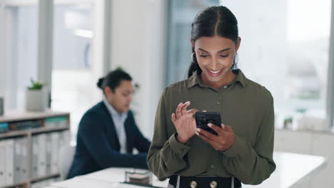 Teléfono,-Búsqueda-Y-Mujer-De-Negocios-Escribiendo-En-Línea