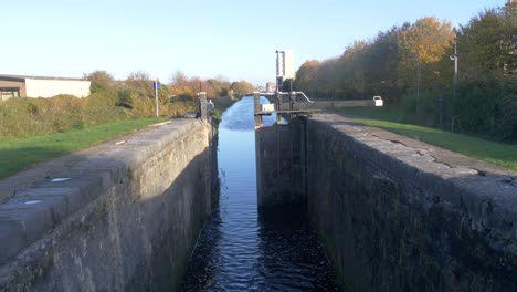 esclusa de agua del gran canal para controlar el flujo de agua en dublín, irlanda