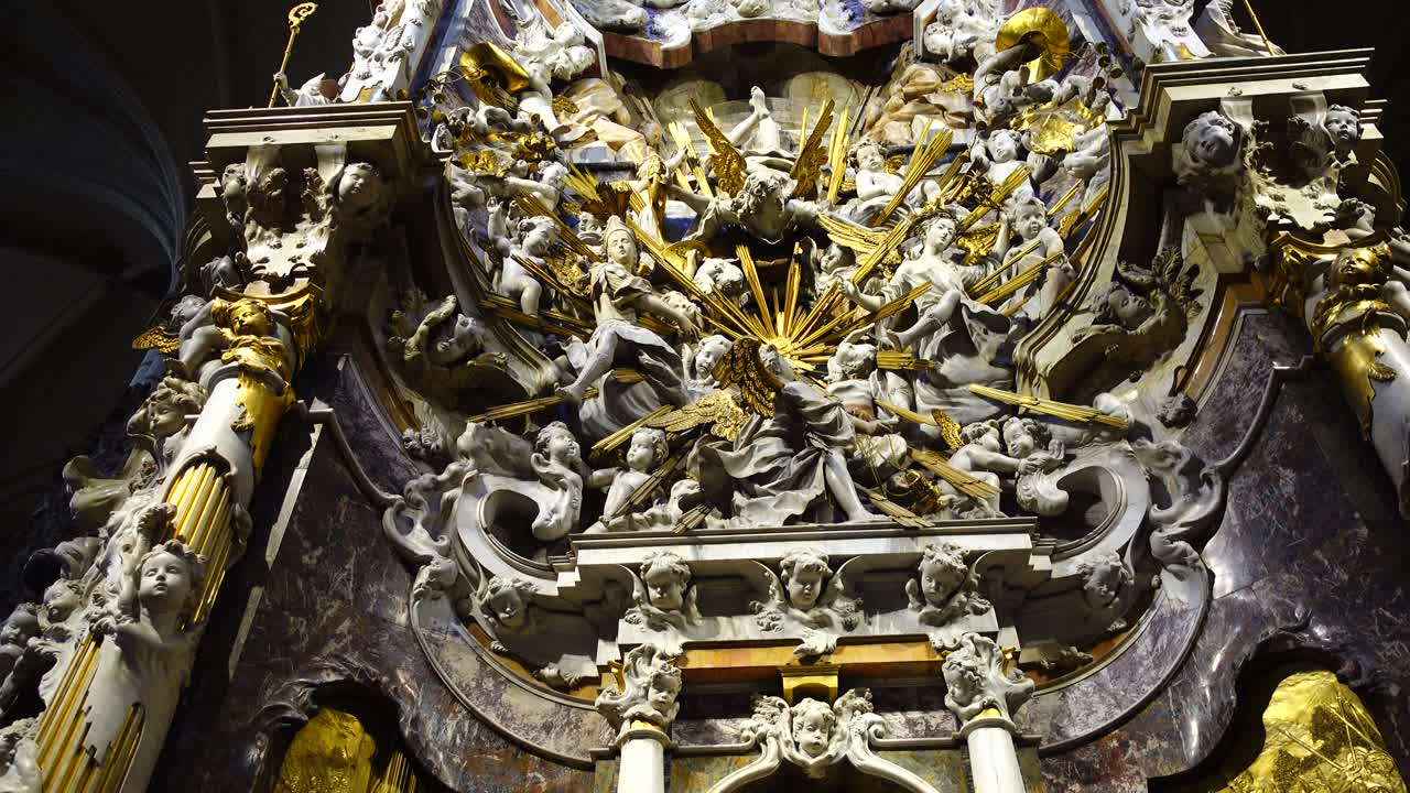 Innenansicht der Primatialkathedrale der Heiligen Maria. Altar der Kapelle des Transparente in der Kathedrale.