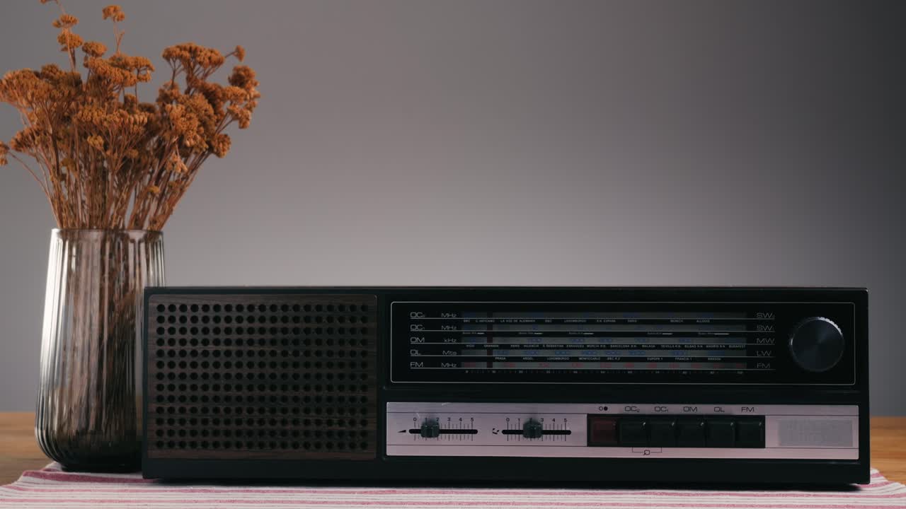 Old Retro AM FM Radio with tubes, Hand Changing stations , bulb vintage music player.