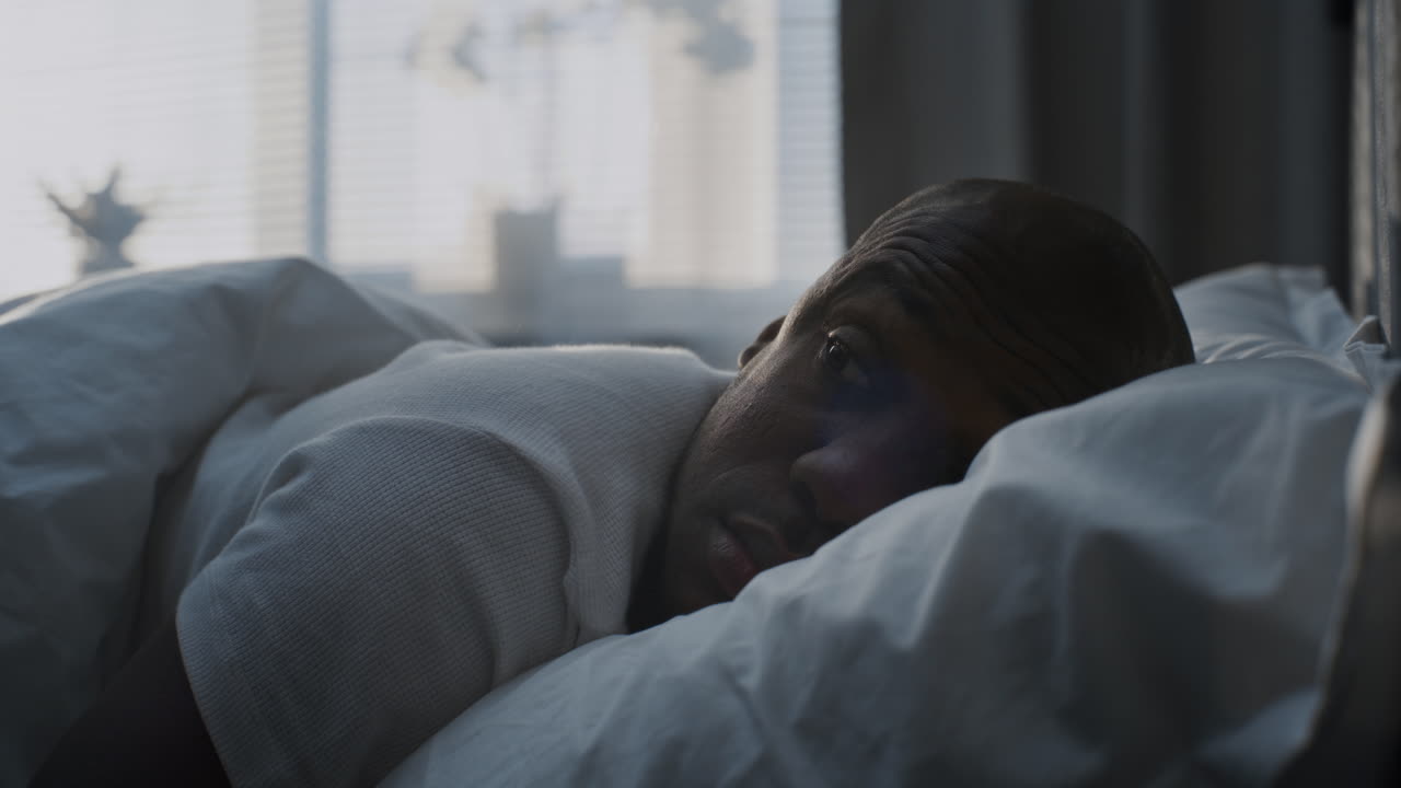 hombre durmiendo en la cama