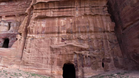 Eine-Enthüllungsaufnahme-Der-Hohen-Antiken-Tempelfassade,-Die-Aus-Dem-Sandstein-In-Der-Antiken-Stadt-Petra-Gehauen-Wurde