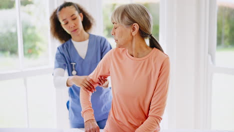 Dolor-De-Brazo,-Masaje-O-Enfermera-Con-Una-Mujer-Mayor