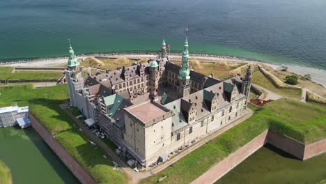 Schloss-Kronborg---Drohnenvorbeiflug