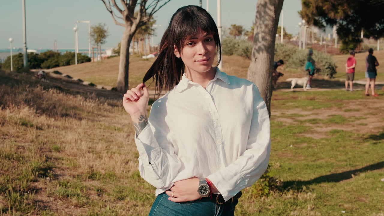 공원에서 미소 짓는 여자