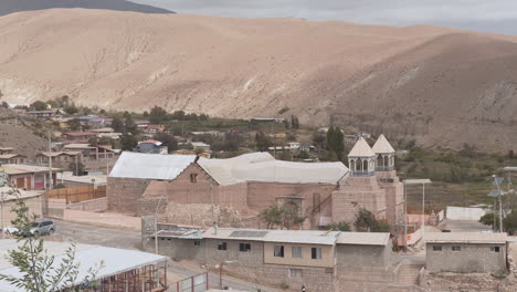 Kirche-In-Der-Stadt-Mamiña,-Chile