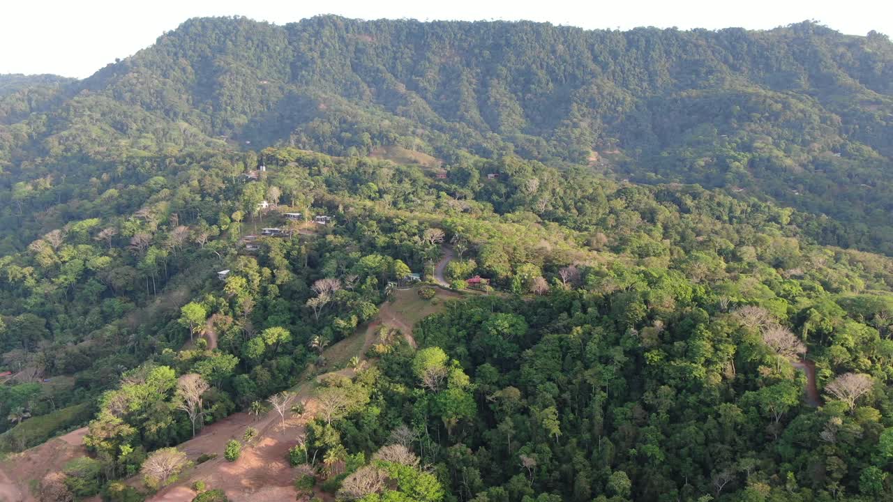 drone de costa rica volando sobre el verde denso bosque y las montañas en un día soleado