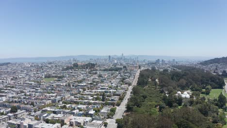 Amplia-Toma-Aérea-Del-Horizonte-De-San-Francisco-Desde-El-Parque-Golden-Gate