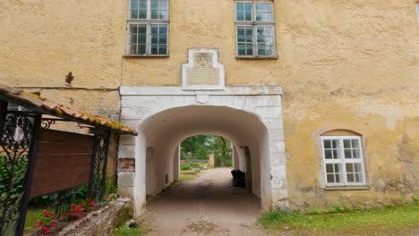 Lielstraupe-Medieval-Castle-in-the-Village-of-Straupe-in-Vidzeme,-in-Northern-Latvia