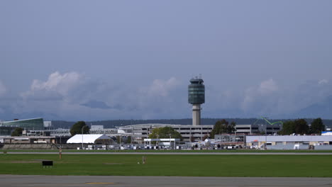 toma estática del aeropuerto internacional de vancouver en un día soleado