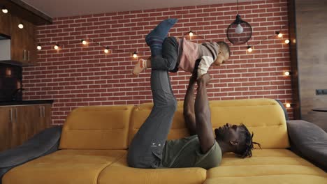 padre afroamericano hijo unión concepto de relación