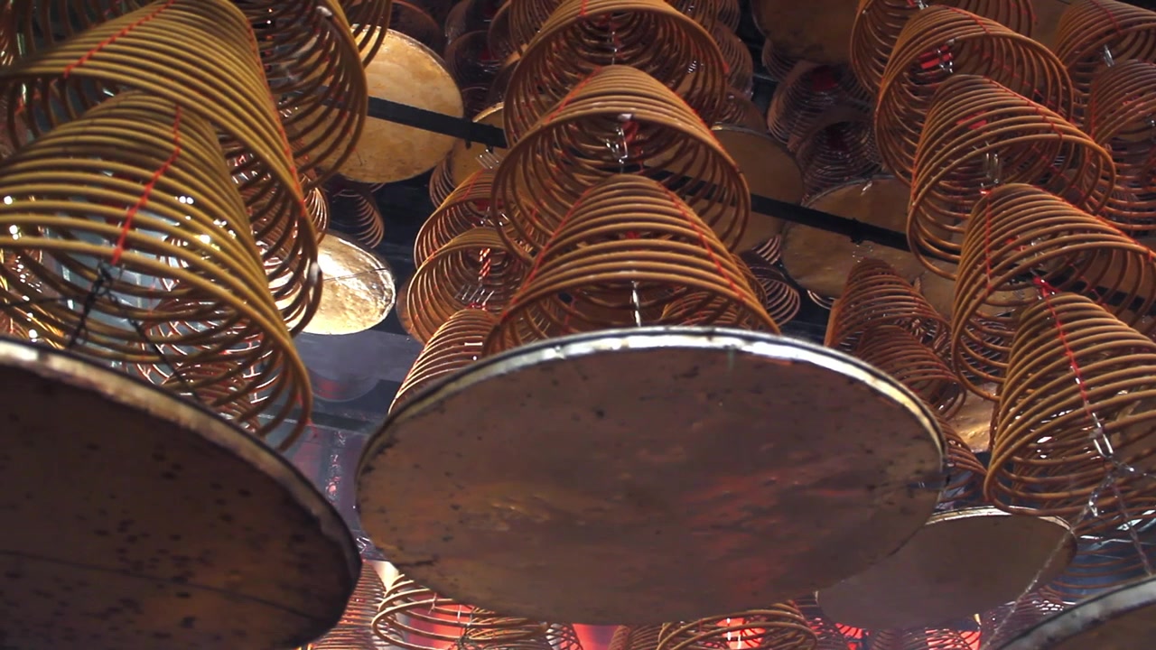 Bastoncino d'incenso a spirale che brucia lentamente in un santuario cinese