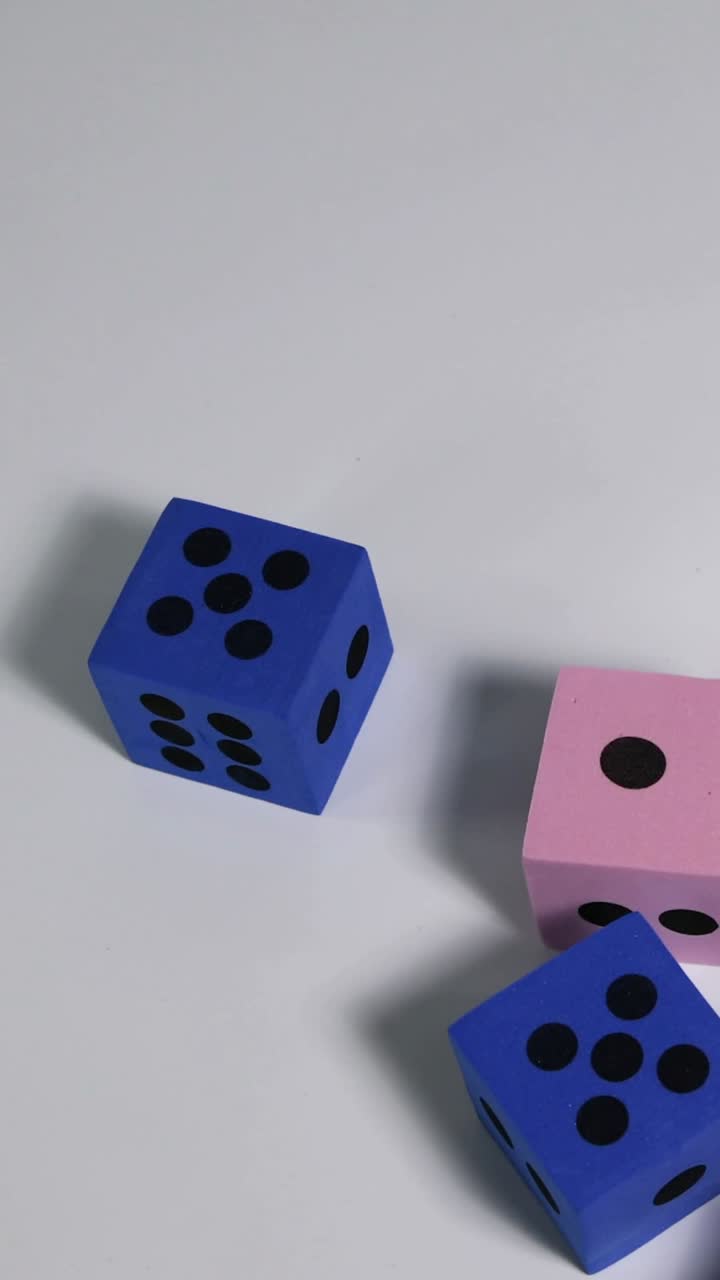 dados en movimiento cayendo contra un fondo blanco