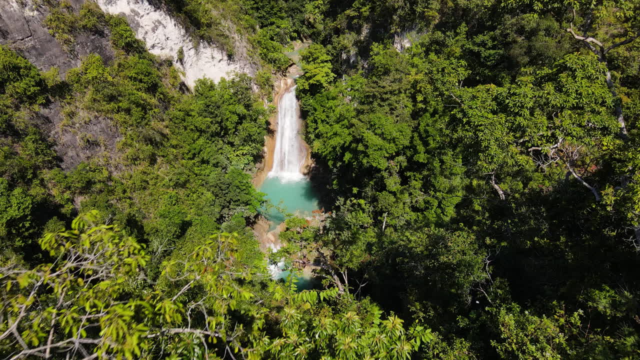 Lussureggiante foresta tropicale ha rivelato cascate incontaminate nascoste a Sumba Ovest, Indonesia.