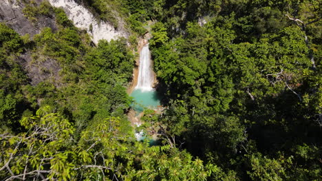 Un-Exuberante-Bosque-Tropical-Reveló-Prístinas-Cascadas-Escondidas-En-El-Oeste-De-Sumba,-Indonesia