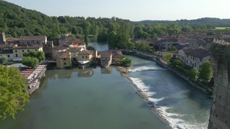 Toma-Aérea-Del-Pueblo-De-Borghetto,-Italia.