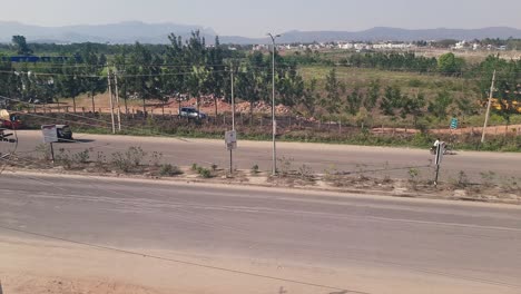 Toma-Estática-De-Alto-ángulo-Del-Tráfico-En-Una-Carretera-India-Durante-El-Día