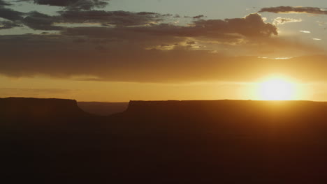 Schwenken-Wüstenlandschaft-Bei-Sonnenuntergang-Im-Canyonlands-National-Park