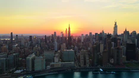 impresionante vista del empire state building alineado con el sol