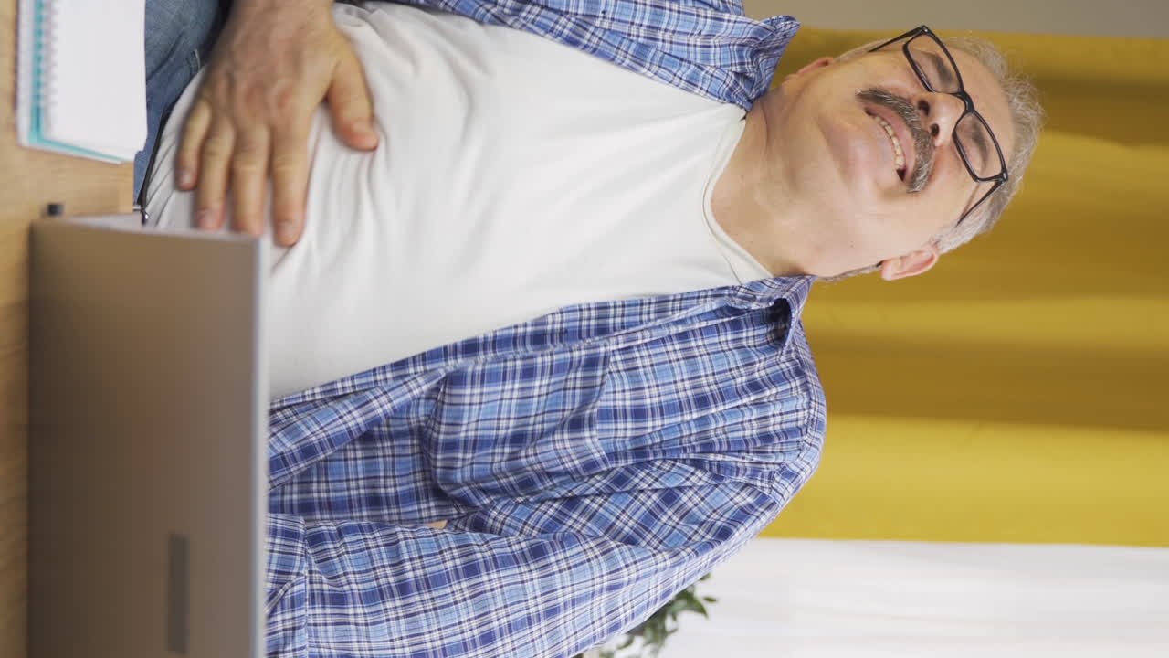 vídeo vertical de un anciano con dolor de estómago.