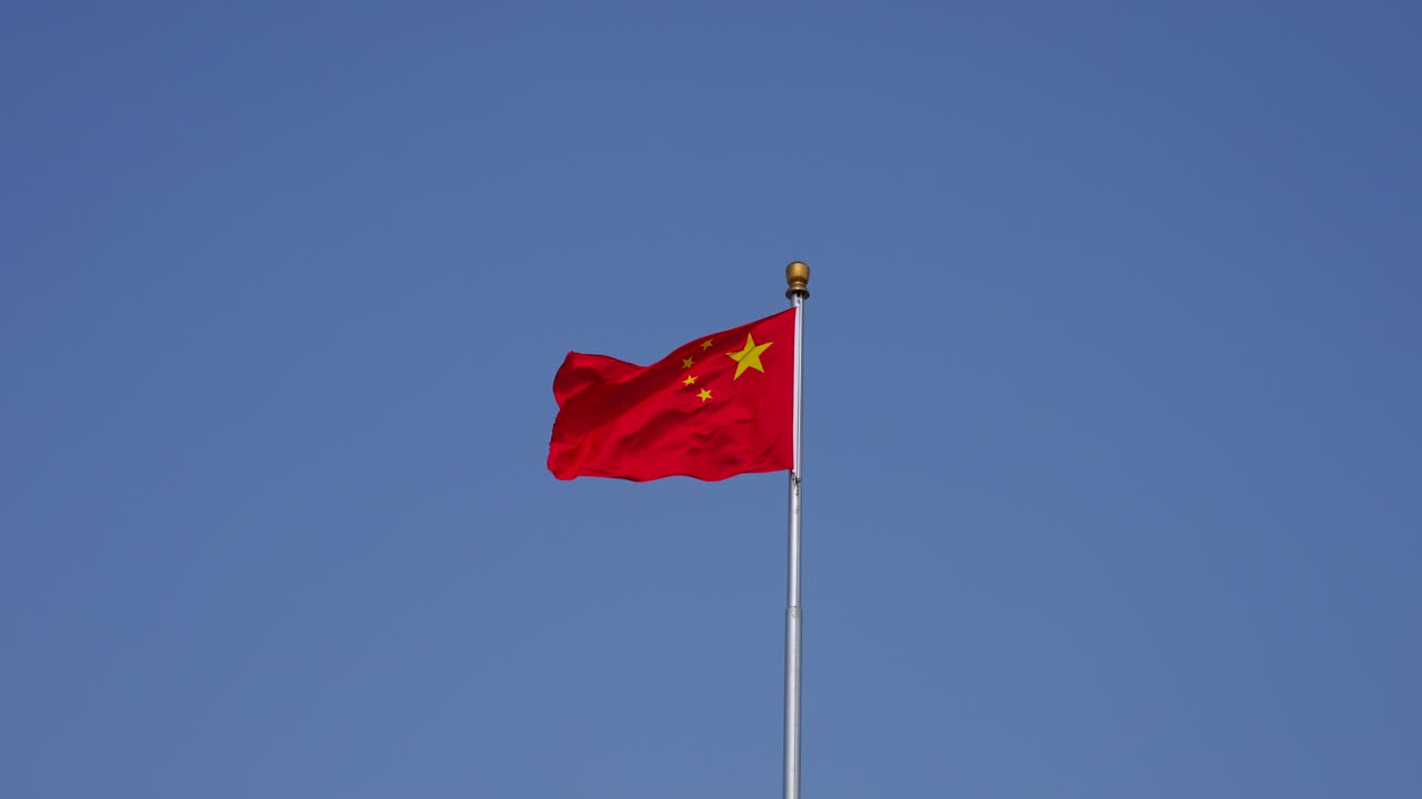 república popular da china bandeira vermelha de cinco estrelas agitando em um dia de vento